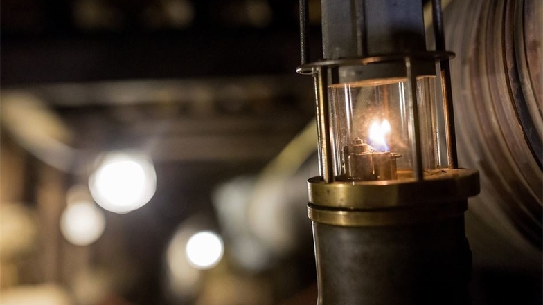 Alte Öllampe: Sie wird zum Aufspüren von giftigen Gasen in Kohlebergwerken eingesetzt. Tritt Kohlenmonoxid aus, erlischt die Flamme, bei Methangas wird sie deutlich größer.