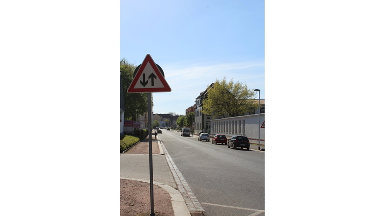 An der Brauhausstraße soll der Gehweg grundhaft ausgebaut werden. Nach Ostern beginnen hier Bauarbeiten.