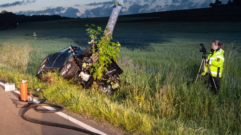 Bei einem schweren Unfall wurden am frühen Sonntagmorgen die beiden Insassen eines VW Jetta schwer verletzt.