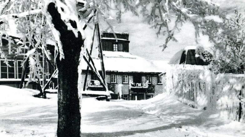 Die Lauschebaude im Winter 1928/1929. Damals war sie im Besitz von Alma Goldberg aus Warnsdorf. Sie war die Tochter von Alwin Weickert, der das Gasthaus von 1878 bis 1925 führte.