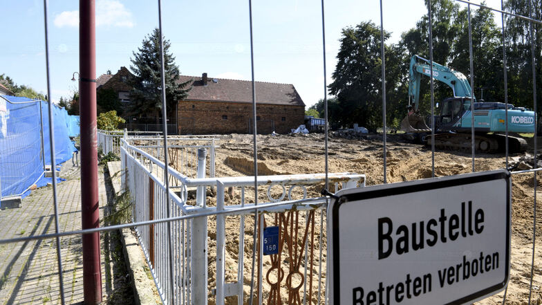 Wie die Gaststätte „Zur Erholung“ in Mühlrose sind bereits sieben Häuser abgerissen. Während Politiker der Grünen und Linken gemeinsam mit Umweltverbänden einen Umsiedlungsstopp fordern, erklärt die Lausitz Energie Bergbau AG, an ihrem Revierko