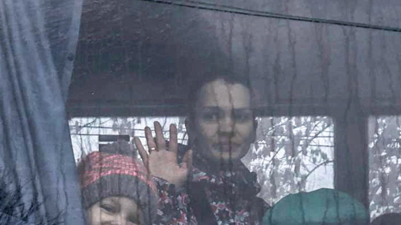 Iryna Chernychka sitzt mit ihren Kindern im Bus. Ein letzter Blick, der alles sagt.