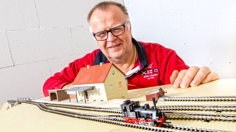 Lutz Otto aus Nünchritz ist der "Schöpfer" des Dioramas vom Ebersbacher Bahnhof.