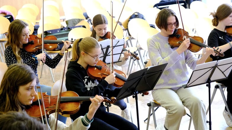 Die Probe des Streichorchesters der Musikschule Meißen in der Aula des BSZ.