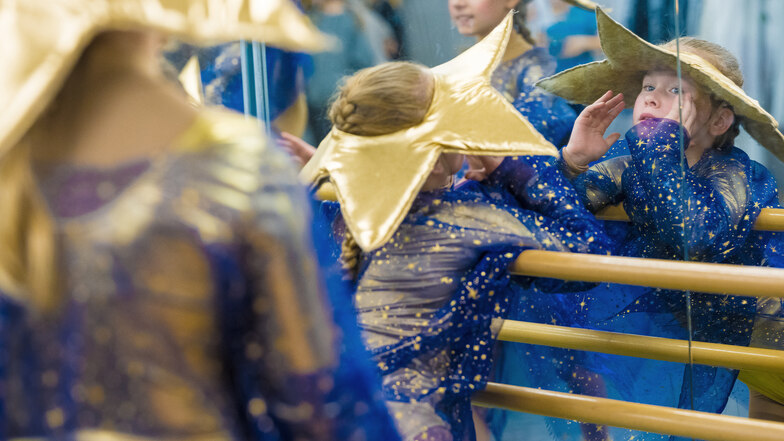 Im Ballettsaal leuchten Sterne. 