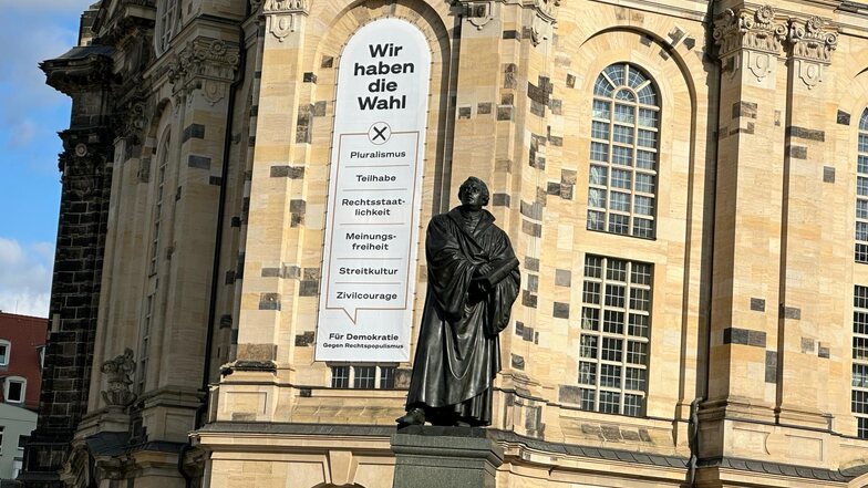 Die Dresdner Frauenkirche richtet sich mit einer klaren Botschaft für Demokratie an alle Menschen, die sich am Dienstag auf dem Neumarkt versammeln.
