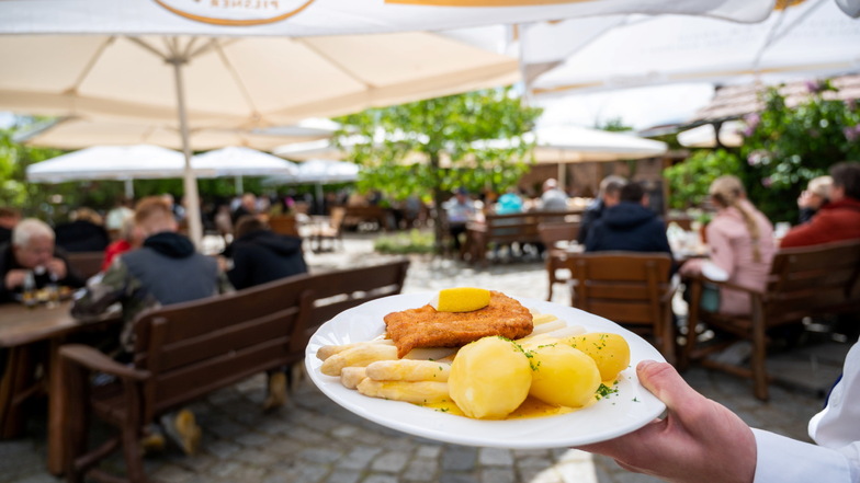 Darauf ein Radeberger: Zahlreiche Gastwirte im Rödertal bieten am Wochenende leckere Speisen und Getränke an.