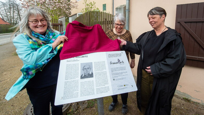 Enthüllt wurde am 77. Todestag von Käthe Kollwitz durch den Landesfrauenrat auch eine Stele mit einer Gedenktafel vor dem Museum.