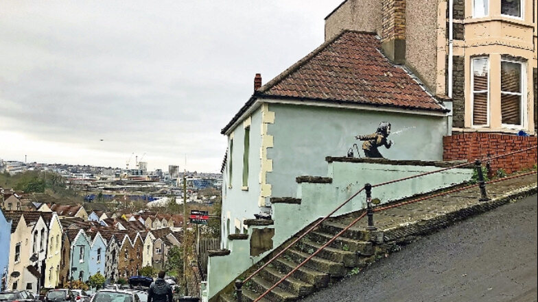 Eine alte Frau niest so heftig, dass ihr Gebiss wegfliegt. Das Bild, das plötzlich an einer Hauswand in der Vale Street in Bristol erschien, gilt als das neueste Kunstwerk des Straßenkünstlers Banksy.