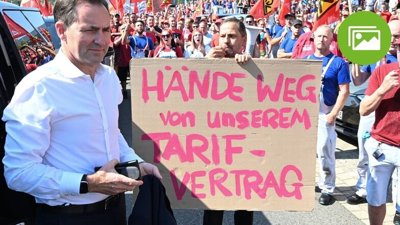 Mit lautstarken Protesten empfängt die Belegschaft Thomas Schäfer, Markenvorstand Volkswagen, im VW-Werk in Zwickau.