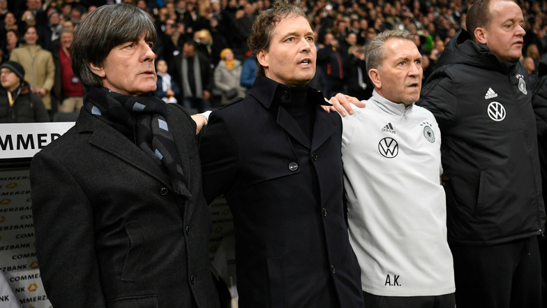 Deutschlands Trainer Joachim Löw (v.l.), Deutschlands Assistenztrainer Marcus Sorg, Deutschlands Torwarttrainer Andreas Köpke, bei der Nationalhymne.  