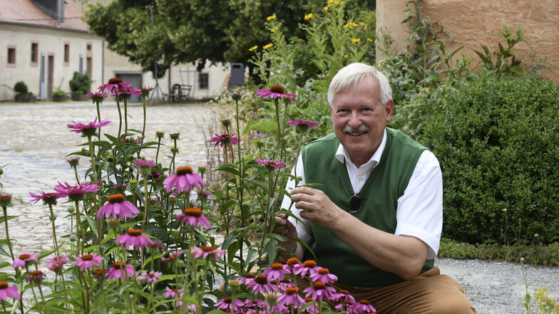 Dr. Rudolf Lehle – Direktkandidat der CDU – an seinem Lieblingsplatz in Mittelsachsen: im Heilpflanzen-Kräutergarten im Kloster Buch. „Das ist mein Ort der Ruhe und Besinnung“, sagt der 62-Jährige.