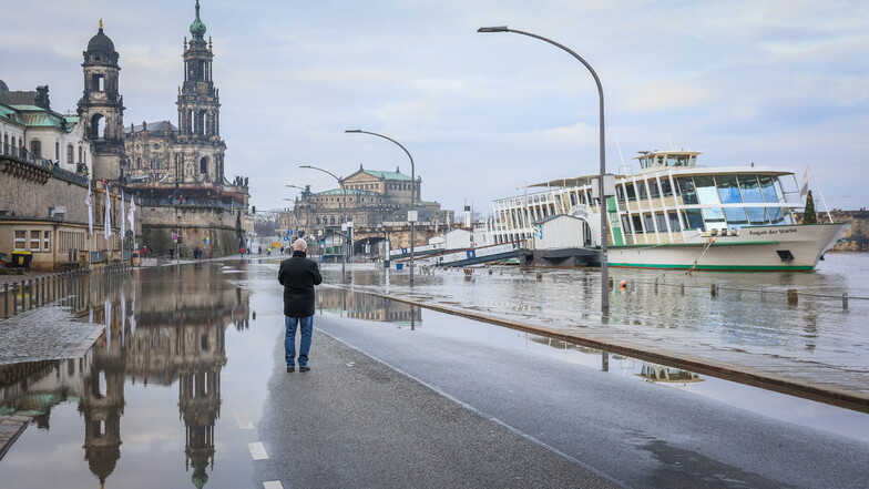 Faszination Hochwasser: Ein Spaziergänger bestaunt am Samstag die angeschwollene Elbe am Terrassenufer.