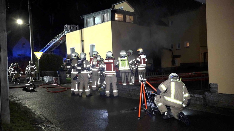 Feuerwehrleute aus Leppersdorf und von umliegenden Wehren löschten am Sonntagabend ein Feuer im Keller eines Wohnhauses.