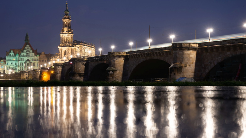 Überflüssige Beleuchtung wie das Anstrahlen der Dresdner Brücken wird ab sofort ausgeschaltet.