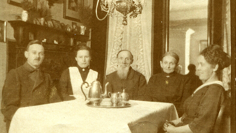 Dieses Foto trug Walther Frohberg in der Gefangenschaft bei sich. Zu sehen sind von links der Bruder Fritz mit seiner Frau Johanna, die Eltern August und Ida und eine weitere Schwester.