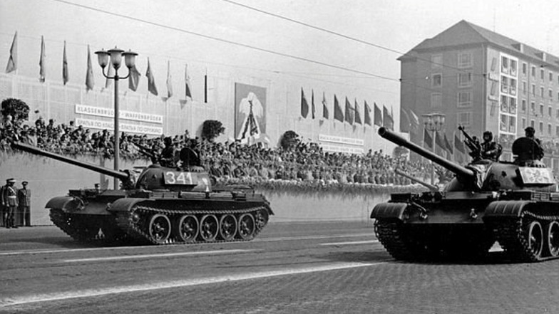 Panzer vor der Ehrentribüne an der Ernst-Thälmann-Straße (jetzt Wilsdruffer Straße) am 15.September 1963. Soldaten aus der Sowjetunion, aus Polen, der CSSR und der DDR demonstrierten gemeinsam in Dresden Stärke.