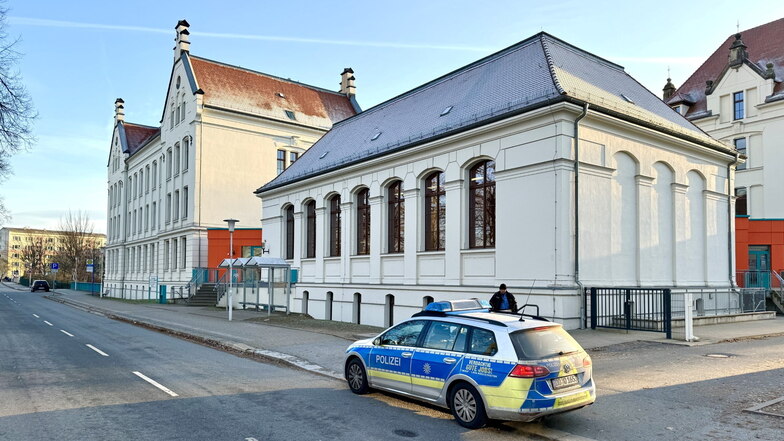 Die Schlieben-Schule - die Polizei fuhr dort verstärkt  Streife.