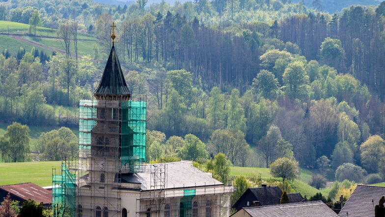 Seit einigen Wochen ist die Kirche in Saupsdorf eingerüstet. Die Fassade wird saniert.