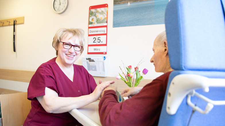 Auch ehrenamtliche Mitarbeiter wie Monika Gales sorgen für Patientenzufriedenheit im Klinikum Görlitz.