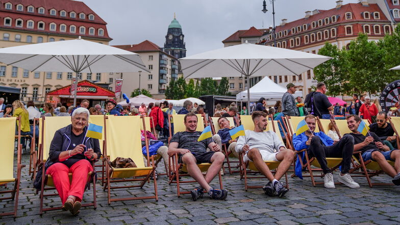 Die ukrainische Gemeinschaft in Dresden hat sich am Samstagnachmittag auf dem Neumarkt mit einem Fest bei den Dresdnern für ihre Unterstützung bedankt.