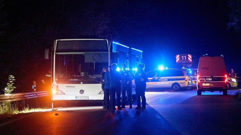 Polizisten stehen vor einem Bus, der auf einer Sonderlinie zu einem Stadtfest fahren sollte.