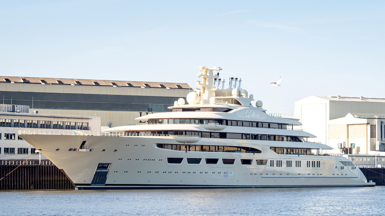 Beamte durchsuchen Luxusjacht "Dilbar" bei Bremen