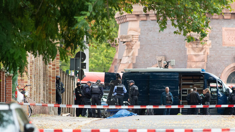 Eine zufällig anwesende Passantin wurde vor der Synagoge in Halle erschossen. Polizisten sichern den Tatort.