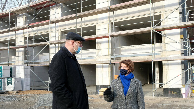 SEEG-Chefin Birgit Richter und OB Olaf Raschke auf der Baustelle am Albert-Mücke-Ring 1. Hier entstehen insgesamt 15 Reihenhäuser.
