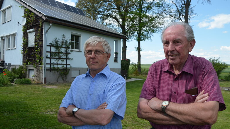 Erwin Hackel (links) und Christoph Stricker aus Nieder Seifersdorf sind nicht die einzigen, die auf ihr Geld für die Dach-Solaranlage warten müssen.