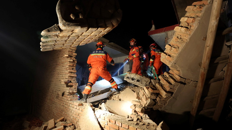 Rettungskräfte suchen in den Trümmern nach Überlebenden.