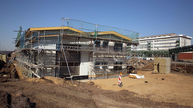 Der Rohbau der neuen Werkstatthalle steht. Bis Ende dieses Jahres soll das Gebäude fertig werden und die SDG-Mitarbeiter einziehen.