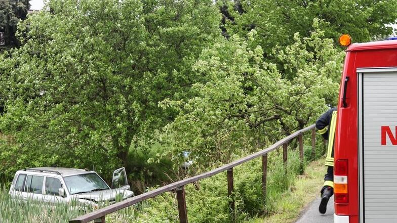Der Fahrer eines Geländewagens ist am Donnerstagnachmittag bei einem tragischen Unfall ums Leben gekommen. Mit seinem Mitsubishi touchierte er auf der Dorfstraße zwischen dem Lößnitzer Ortsteil Affalter (Erzgebirgskreis) und der Kreuzung zur Beuthaer Straße zunächst nur einen Baum.