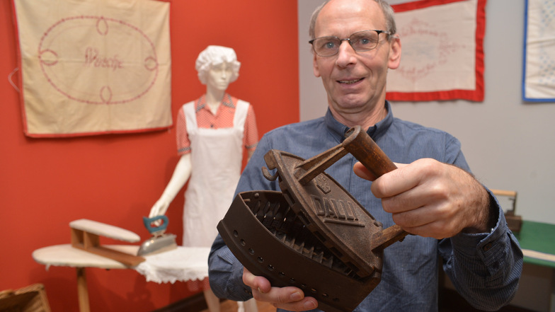 Peter Eberhardt sammelt seit 40 Jahren Bügeleisen und zeigt seine Schätzchen jetzt im Döbelner Stadtmuseum. In den Händen hält er ein Glühstoffbügeleisen, das seinerzeit hochmodern war, heute immerhin noch dekorativ.