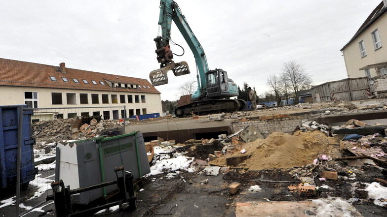 Mit schwerer Technik rückte die Firma Kurylyszzyn aus Beeskow am Montag zum Abriss des Schulgebäudes an der Hoyerswerdaer Straße in Schleife an. Inzwischen ist der Verbindungsgang der beiden Schulen schon weg.