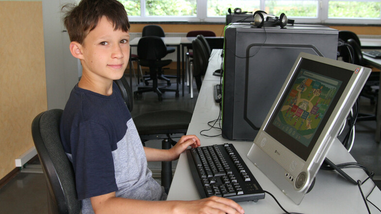 Der zehnjährige Emil sitzt an einem der Rechner im Computerkabinett der Grundschule Großweitzschen. Die Schule soll deutlich besser mit digitaler Technik ausgestattet werden.