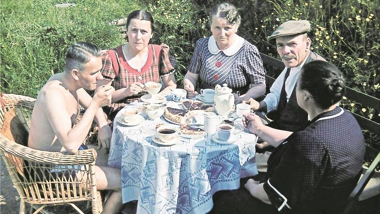 Ländlicher Scheinfrieden: Eine Familie aus Glashütte genießt Kaffee und Kuchen im Garten zusammen mit dem fronturlaubenden Sohn (l.).