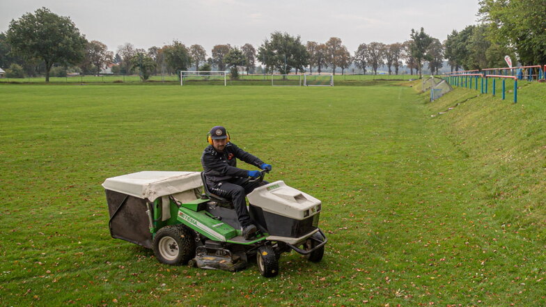 Einen Rasentraktor, so wie hier auf einem Fußballplatz, will auch Schönfeld für die Grasmahd anschaffen.