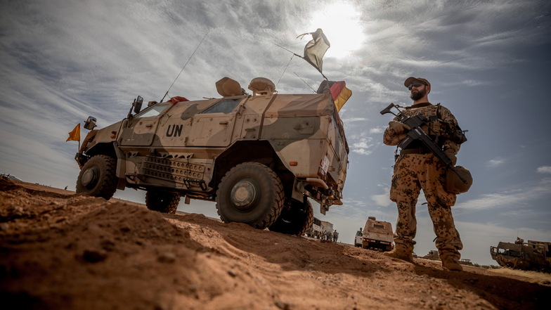 Ein Soldat der Bundeswehr steht am Flughafen nahe des Stützpunktes im Norden Malis.