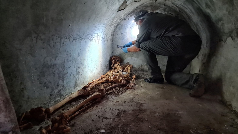Auf das Grab mit dem Skelett stießen die Forscher während Ausgrabungen am Friedhof Porta Sarno im Osten der antiken Römer-Stadt.
