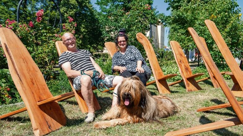 Antonio Antrilli und seine Frau Erika Koopmann am Freitag in Zabeltitz: Nur kurz gönnen sich die Veranstalter der „Kreativen Sommertage“ eine Pause im Indianerstuhl mit Hund Arthur.