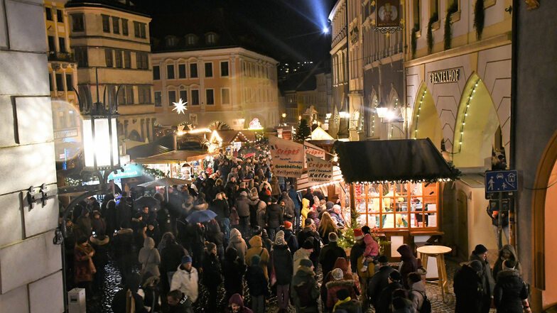 Blick von der Rathaustreppe auf das Treiben beim Schlesischen Christkindelmarkt in Görlitz