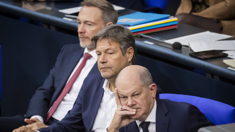 Bundeskanzler Olaf Scholz (SPD, r-l), Robert Habeck (Bündnis 90/Die Grünen), Wirtschaftsminister, und Christian Lindner (FDP), Finanzminister  verfolgen im Bundestage die Haushaltsdebatte.