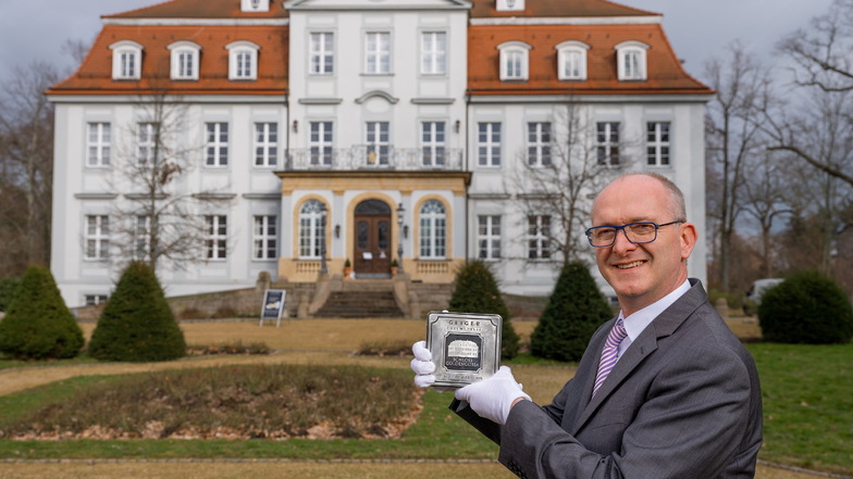 Original und Nachdruck: Edelmetall-Händler Oliver Heuschuch präsentiert
einen fünf Kilo schweren Silberbarren, der Güldengossa zeigt.