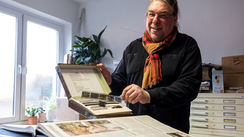 Museumsleiter Thomas Klein zeigt einen der Negativstreifen mit alten Zeitungsfotos, die bald auch in der Dauerausstellung im Dippser Museum zu sehen sind.