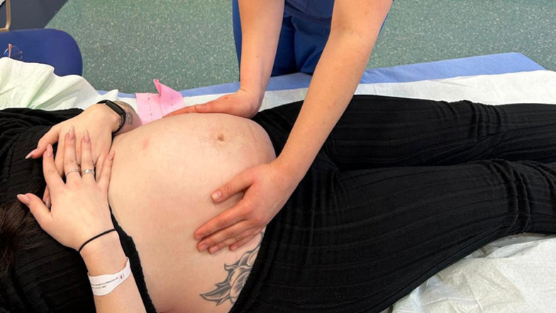 Davinia Bresan tastet bei einer Voruntersuchung den Bauch nach Lage des Babys ab.