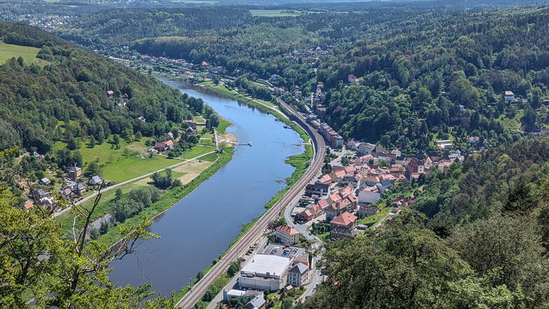 Blick auf die Stadt Königstein. Neben der Kernstadt gibt es mehrere Ortsteile, darunter Pfaffendorf und Leupoldishain, die neue Ortschaftsräte bekommen.