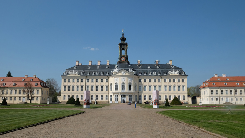 Das Schloss Hubertusburg soll dauerhaft zu einem Kunst- und Kulturzentrum Sachsens werden. Bis Oktober werden Exponate sowie Sound- und Videoinstallationen zur Hochzeit des Sachsen-Kurprinzen Friedrich August II. mit einer Kaisertochter vor 300 Jahren gez