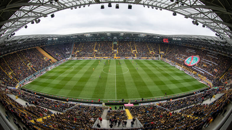 Mit mehr als 30.000 Zuschauern ausverkauft war das Dresdner Rudolf-Harbig-Stadion zuletzt am 08. März 2020 bei Dynamos Sieg gegen Erzgebirge Aue.