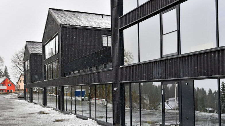 Blick auf die neue Jugendherberge in Schöneck. Der Neubau mit 40 Zimmern und 136 Betten besteht aus drei Häusern, die miteinander verbunden sind.